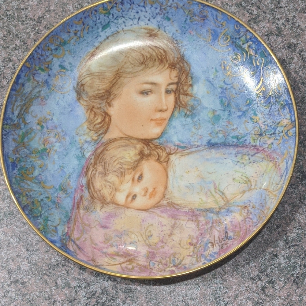 Decorative Plate with Mother and Child Design